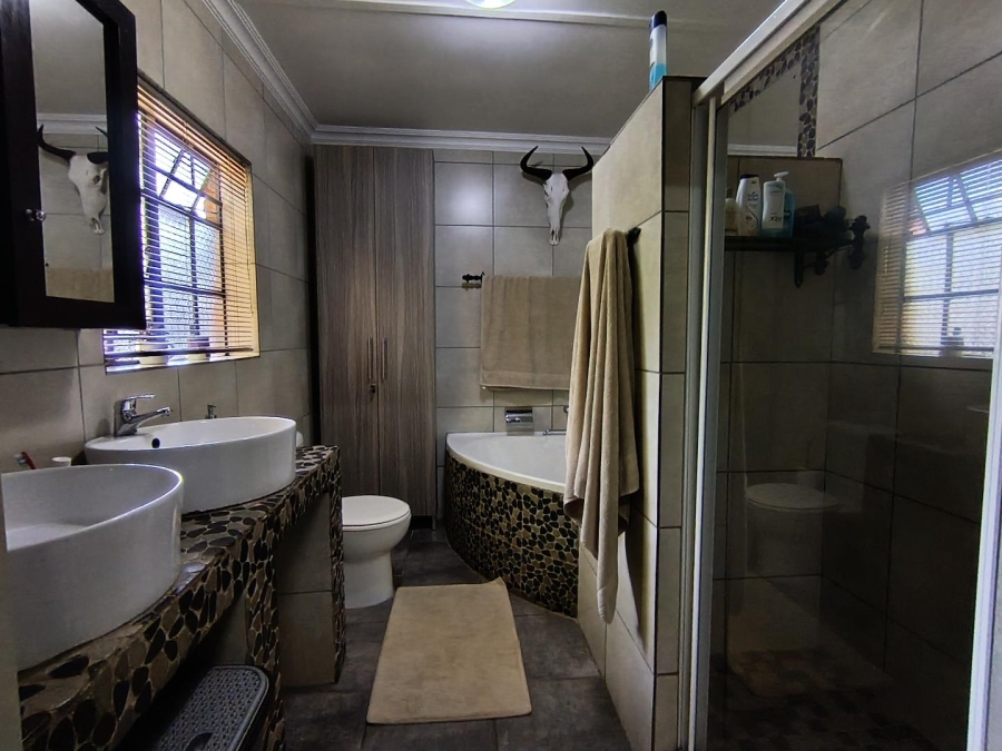 5 Bedroom Property for Sale in Langenhovenpark Free State